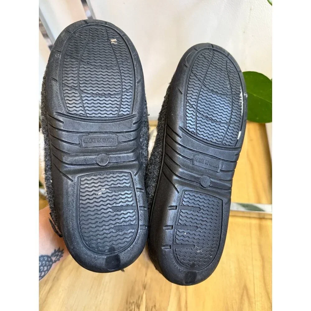 Lucky brand youth size 4 slippers